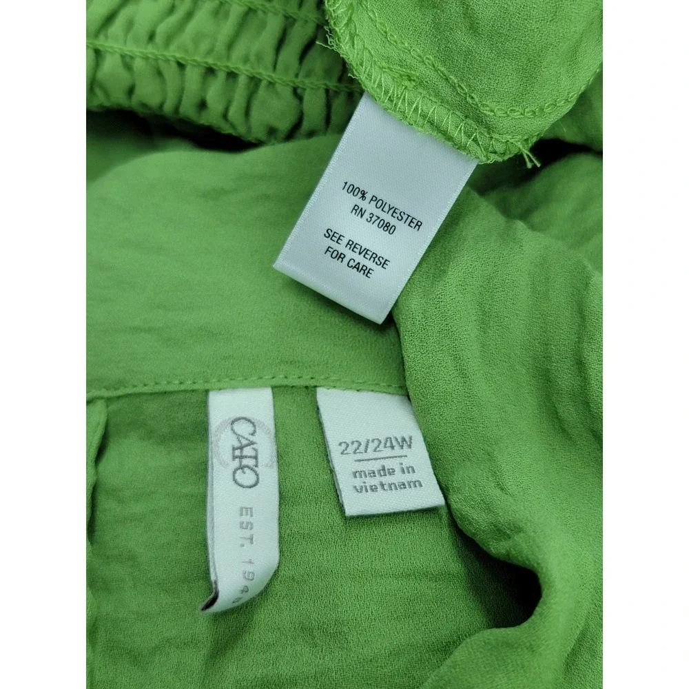 Cato Women 22/24W Sleeveless Blouse Green Tie Neck Smocked Hem Textured Top